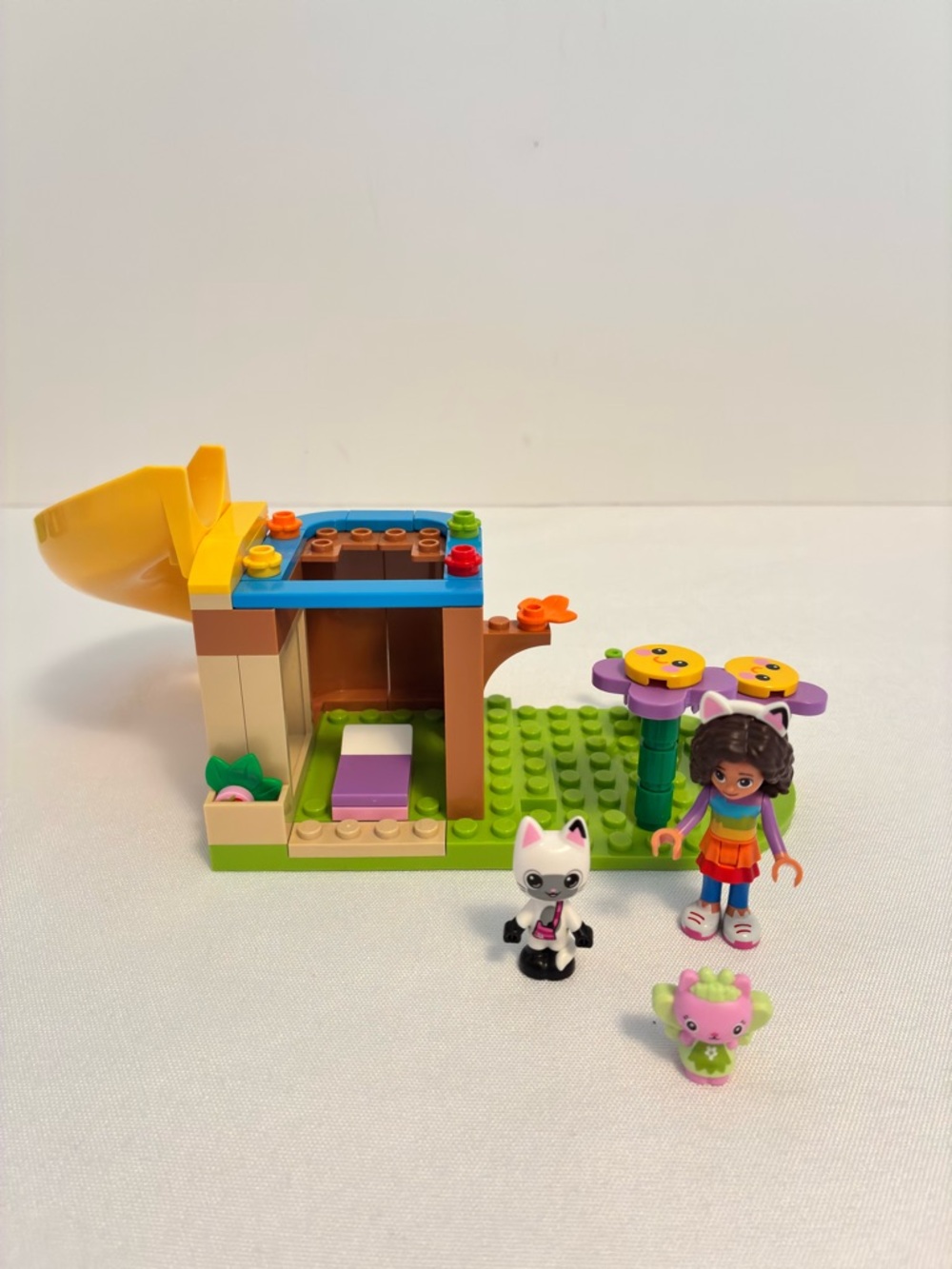 Lego Gabby's Dollhouse Kitty Fairy's Garden Party #10787 Retired - Picture 5 of 11